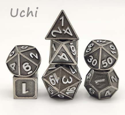ลูกเต๋า Polyhedral สีดำแบบพกพาปลอดสารพิษสวมใส่ลูกเต๋า D20 จิ๋วที่ทนทาน