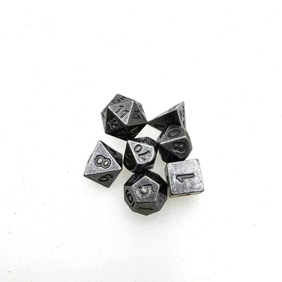 มินิพอลิเอดรัลไดส์เบาๆ ตั้งอยู่ในท่อยาว Dungeons And Dragons RPG