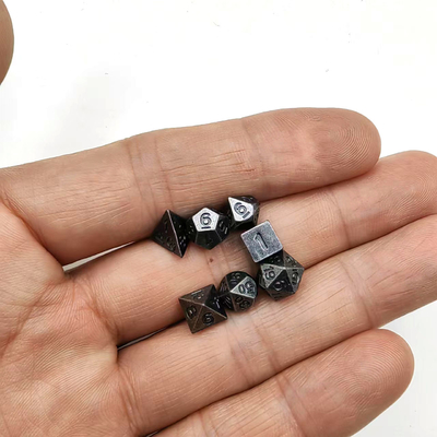 มินิพอลิเอดรัลไดส์เบาๆ ตั้งอยู่ในท่อยาว Dungeons And Dragons RPG