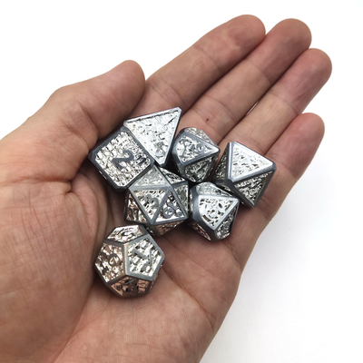 ขอบการ์ดโลหะ RPG ลูกเต๋าแกะสลักด้วยมือทนทานสำหรับ Savage World Polyhedral