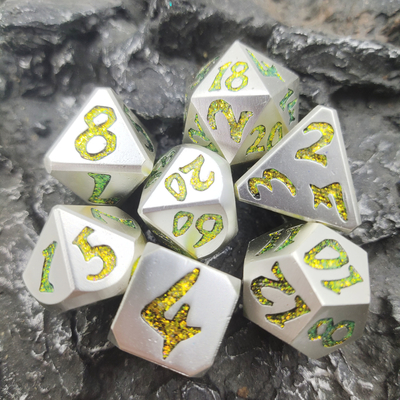 ชุดลูกเต๋าโลหะคมปฏิบัติจริงตั้งปลอดสารพิษมินิ RPG หรูหรา Polyhedral