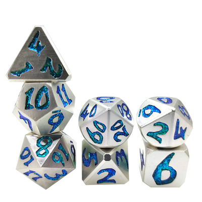 ลูกเต๋าที่เป็นมิตรชุดแกะสลักโลหะหลายเหลี่ยม RPG ลูกเต๋า D6 D8 D10