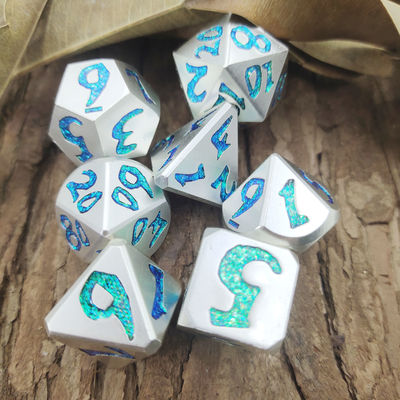 มือที่หรูหราเท D4 D6 D8 เจียรด้วยตนเอง Mini Metal Polyhedral Blue Dice