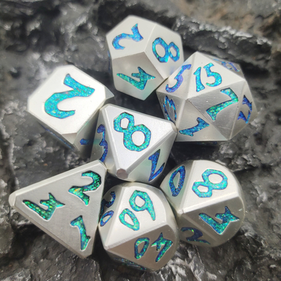 มือที่หรูหราเท D4 D6 D8 เจียรด้วยตนเอง Mini Metal Polyhedral Blue Dice