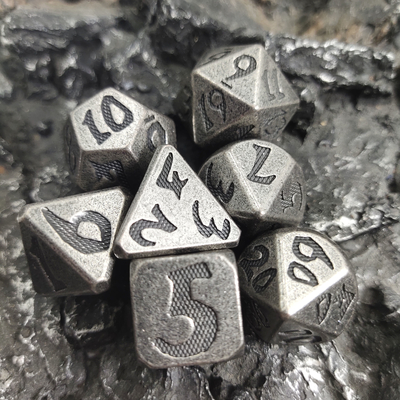 โลหะป้องกันการสึกหรอมือแกะสลักสำหรับ Dungeon และ Dragon Metal Gaming Dice Manual