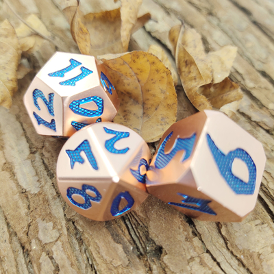 ลูกเต๋าคุณภาพสูง การปรับแต่ง Polyhedral เชิงปฏิบัติ Dice Metal Gaming Dice Manual