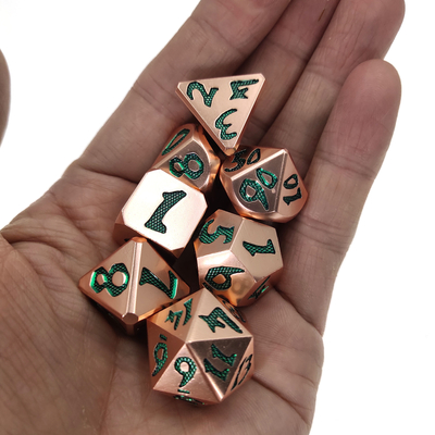 สวมใส่ลูกเต๋าโลหะแบบกำหนดเองที่ทนทาน Polyhedral Seven Dice RPG วัสดุทองแดงสีเขียว