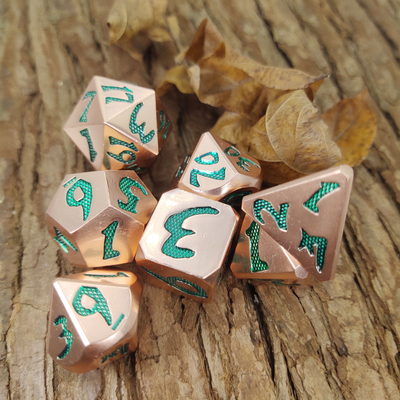 ลูกเต๋า Polyhedral ทองแดงโลหะสีเขียวปฏิบัติวินเทจดีชุดลูกเต๋าสำหรับเกม DND ขอบคมเรียบร้อย
