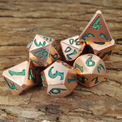 ลูกเต๋า Polyhedral ทองแดงโลหะสีเขียวปฏิบัติวินเทจดีชุดลูกเต๋าสำหรับเกม DND ขอบคมเรียบร้อย