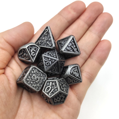 เกมบนโต๊ะ Antiwear ลูกเต๋าเติมของเหลวที่ทนทานตั้งเรืองแสงในลูกเต๋ามืด