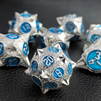สูตรลูกเต๋า RPG โพลีเอเดรอนโลหะทนทาน มังกรและคุกเขื่อน 16 มิลลิเมตร Sparkle