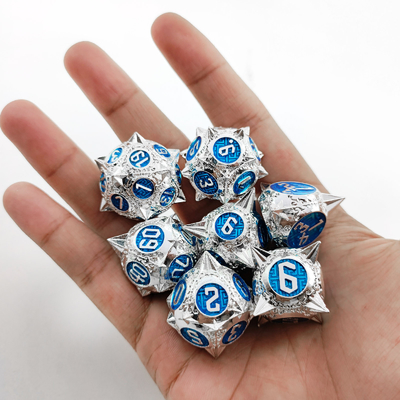 สูตรลูกเต๋า RPG โพลีเอเดรอนโลหะทนทาน มังกรและคุกเขื่อน 16 มิลลิเมตร Sparkle