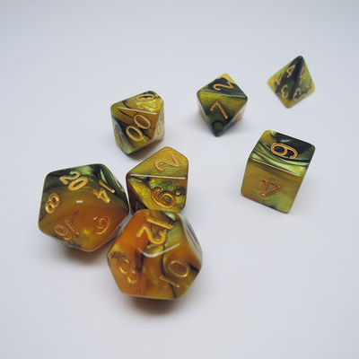 สีเหลืองและสีดํา มาร์บอร์เรซิน RPG Dice เกมโต๊ะ Dice Set