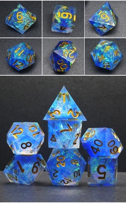 ตัวละครสีฟ้าและสีสตรีป ราซิน เล่นลูกเต๋าหลาย -noodle มังกรและ Dungeon dnd dice