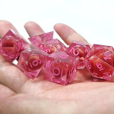 ทรายไหลแดง สีแดง คริสตัล ธ อร์ซิน ด้าม Polyhedral สําหรับกิจกรรมโชคดี