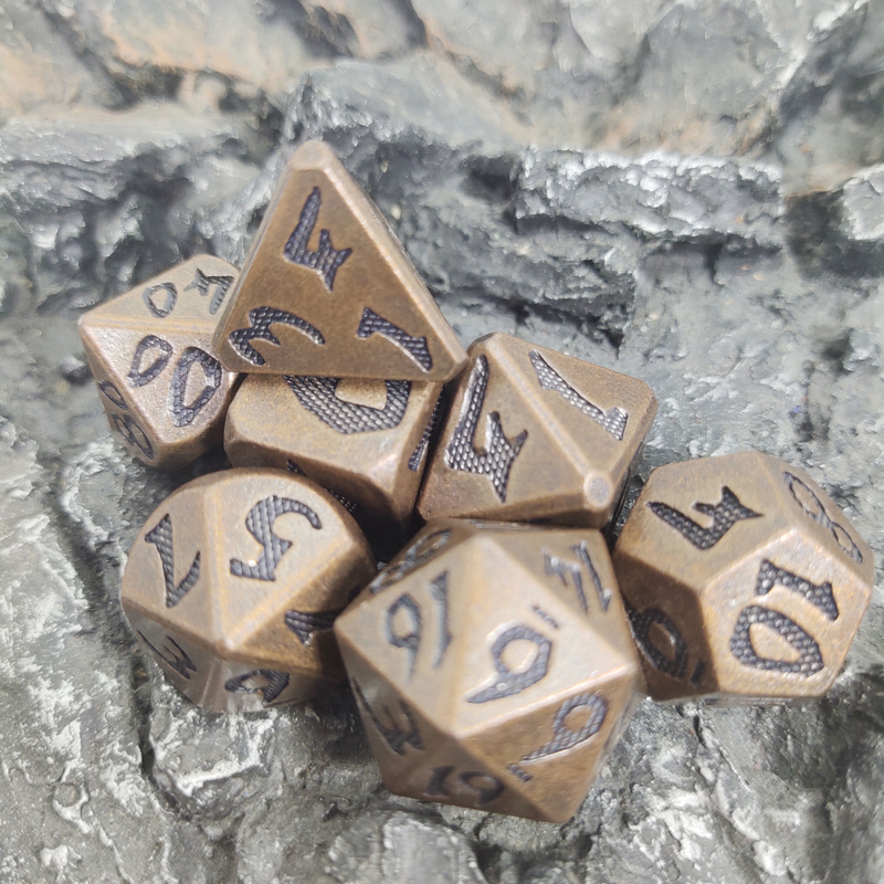 เกมกระดาน DND ชุดลูกเต๋าหลายเหลี่ยม RPG ทองเหลืองหลากสีสวมชุดลูกเต๋าทองแดง