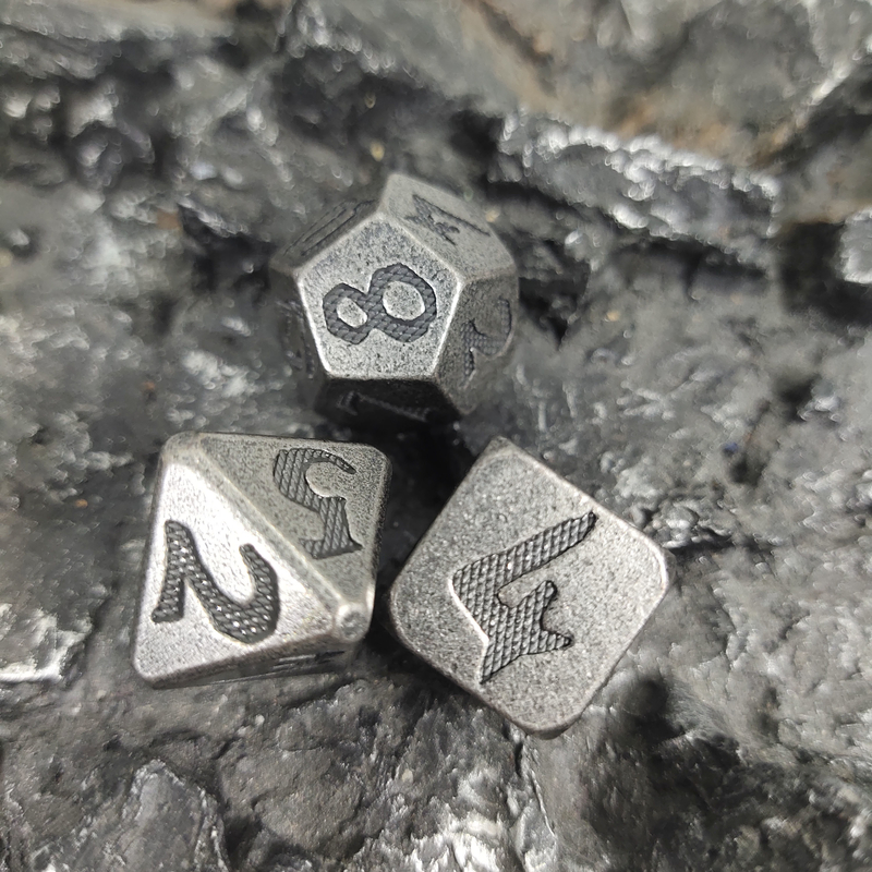 โลหะป้องกันการสึกหรอมือแกะสลักสำหรับ Dungeon และ Dragon Metal Gaming Dice Manual