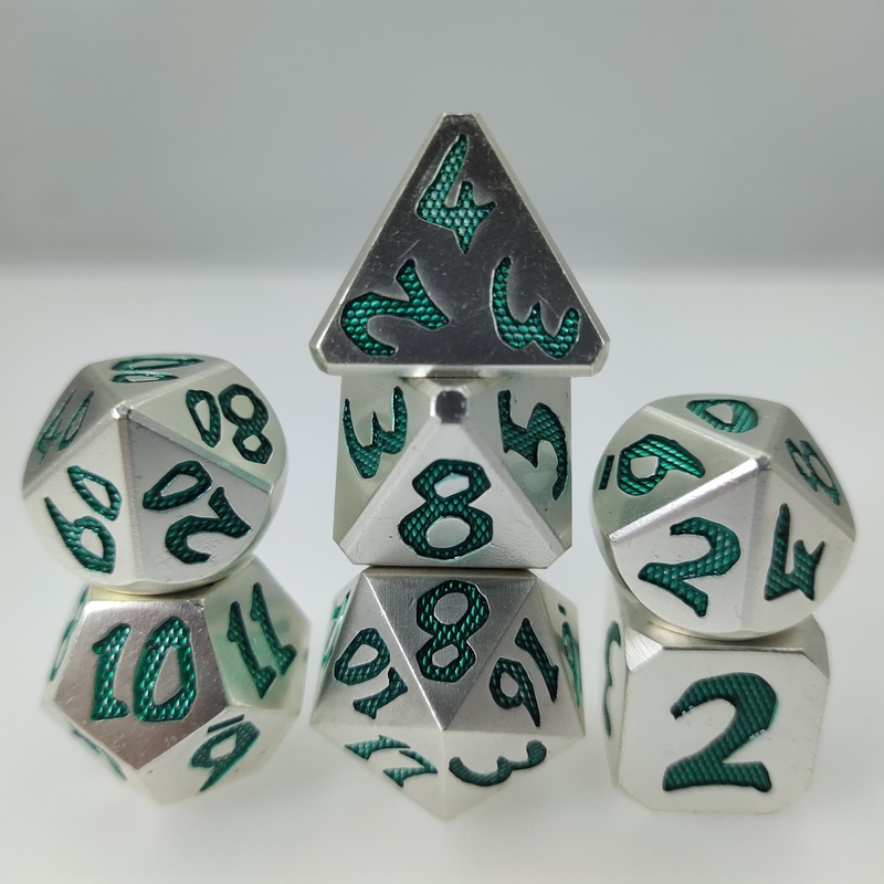 ขายส่งโลหะเรืองแสงสีเขียว DND Dice7 ชิ้นชุดลูกเต๋าหลายเหลี่ยมปลอดสารพิษสีเขียวอ่อนผ่านวัสดุเงิน