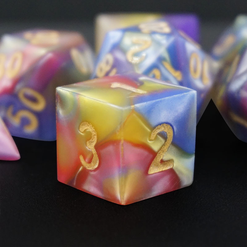 สามสีของธารพูมาร์บอล Rpg Dice กับโลโก้สากล