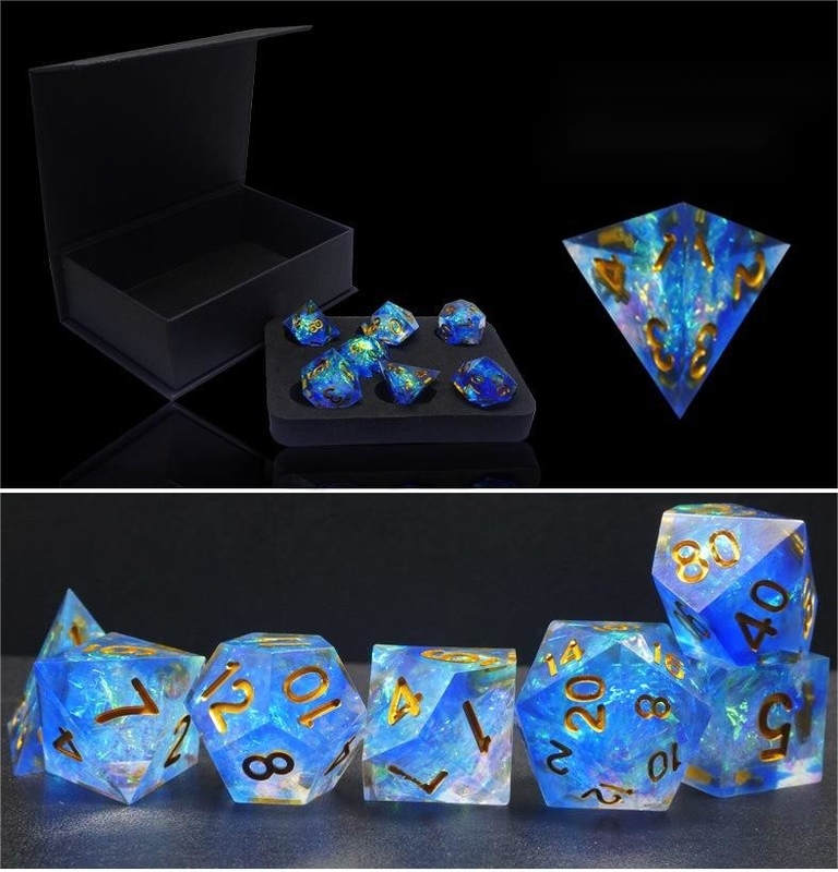 ตัวละครสีฟ้าและสีสตรีป ราซิน เล่นลูกเต๋าหลาย -noodle มังกรและ Dungeon dnd dice