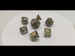 ลูกเต๋าโลหะสีชมพูแบบพกพาไร้กลิ่น, ลูกเต๋าเล่นตามบทบาทแกะสลักด้วยมือ